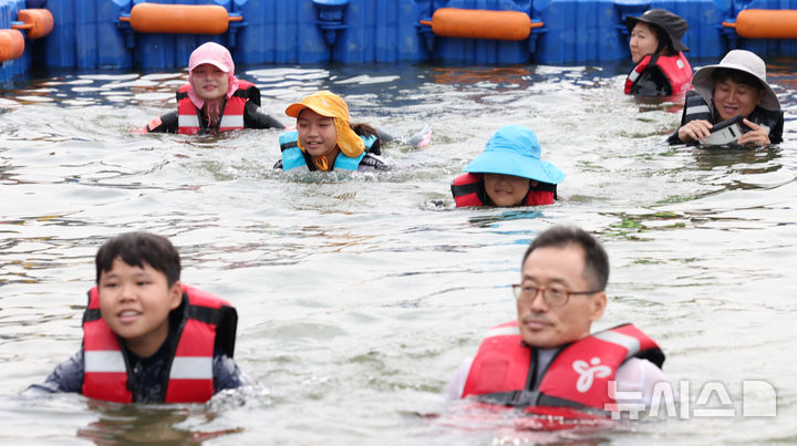 [서울=뉴시스] 추상철 기자 = 8일 오전 서울 광진구 안심생존수영교육지원센터에서 열린 '2024 여름방학 한강에서 가족과 함께 캠프'에서 참가자들이 생존수영교육을 받고 있다. 2024.08.08. scchoo@newsis.com