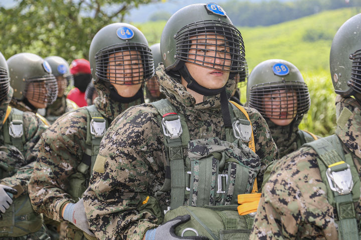 [서울=뉴시스] 홍효식 기자 = 특전부사관후보생들이 지난해 8월 특수전학교에서 진행된 공수기본훈련 중 시누크 헬기 낙하산 강하를 위해 긴장된 표정으로 탑승을 기다리고 있는 모습. (사진=육군사관학교 제공) 2024.08.08. photo@newsis.com *재판매 및 DB 금지