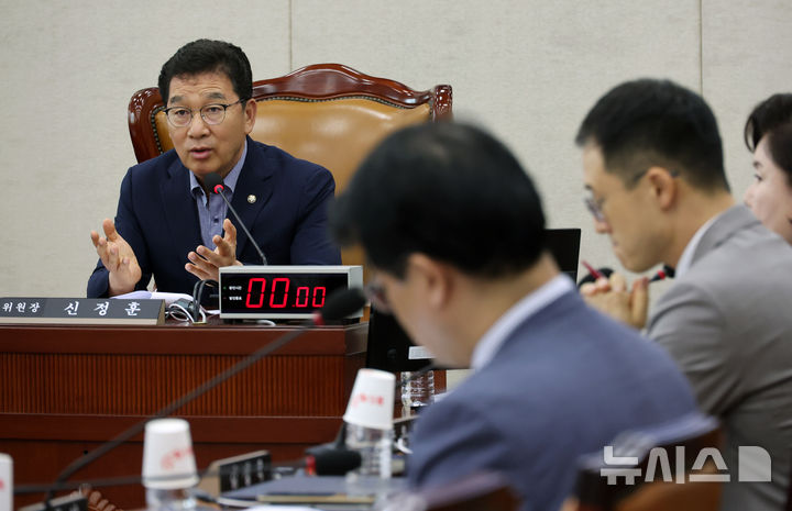 [서울=뉴시스] 조성우 기자 = 8일 오후 서울 여의도 국회에서 열린 행정안전위원회 전체회의에서 신정훈 위원장이 발언하고 있다. 2024.08.08. xconfind@newsis.com