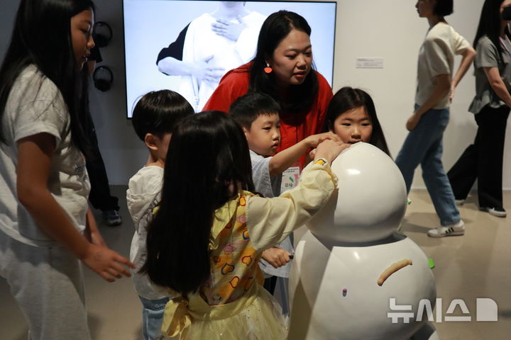 [서울=뉴시스] 전시 '알록달록 마음 조각' 현장 사진. (사진=예술위 제공) photo@newsis.com *재판매 및 DB 금지