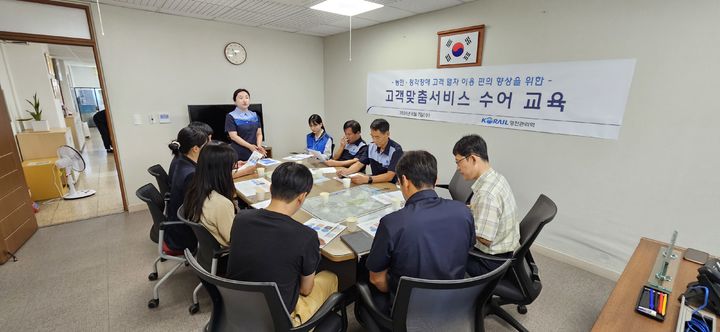 [대구=뉴시스] 한국철도공사 영천역은 열차이용객의 편의증진을 위해 직원들을 대상으로 수어교육을 실시했다. (사진=한국철도공사 대구본부 제공) 2024.08.09. photo@newsis.com *재판매 및 DB 금지