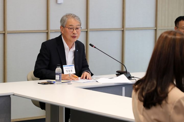 지난 8일 여의도 우리투자증권 본사에서 열린 애널리스트 대상 간담회에서 우리금융그룹 임종룡 회장이 기업가치 제고 계획을 발표하고 있다. (사진=우리금융 제공) *재판매 및 DB 금지