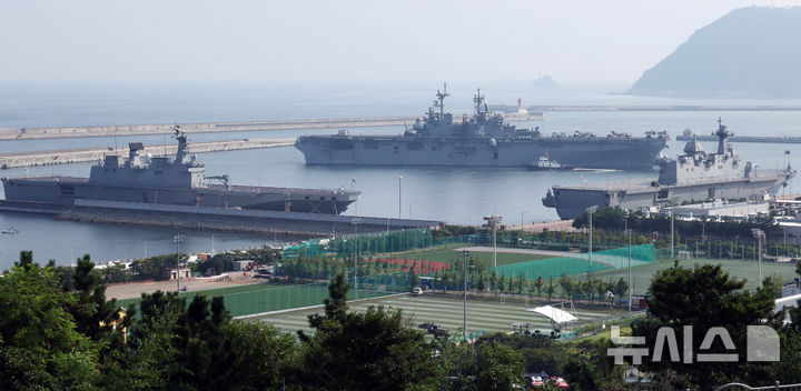 [부산=뉴시스] 하경민 기자 = 미국 해군 와스프급 강습상륙함 '복서함'(LHD-4·4만1000t급·가운데)이 9일 부산 남구 해군작전사령부 부산작전기지에 입항하고 있다. 사진 아래에는 대한민국 해군의 강습상륙함인 '독도함'(LPH-6111·1만4500t급·왼쪽)과 '마라도함'(LPH-6112·1만4500t급·오른쪽)이 나란히 정박 중이다.  경항공모함으로 불리는 이 함정은 길이 257m, 폭 31.8m, 승조원 1200명 규모다. 이 함정은 수직이착륙 F-35B 전투기를 20여 대를 탑재할 수 있으며, 2000여 명의 전투병력과 전차, 장갑차 100여 대를 수용할 수 있다. 2024.08.09. yulnetphoto@newsis.com