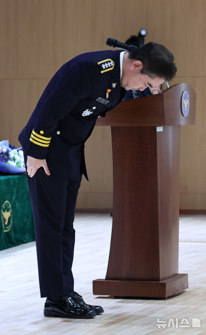 [서울=뉴시스] 김금보 기자 = 23대 윤희근 경찰청장이 9일 오후 서울 서대문구 경찰청에서 열린 퇴임식에서 퇴임인사를 하고 있다. 2024.08.09. kgb@newsis.com