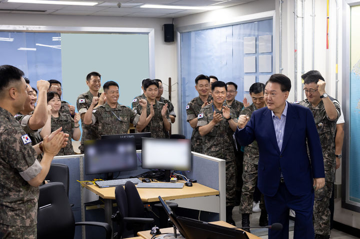 [서울=뉴시스] 조수정 기자 = 여름 휴가중인 윤석열 대통령이 9일 충남 계룡대 전투통제실을 방문, 군 장병을 격려하며 주먹을 불끈 쥐고 인사하고 있다. (사진=대통령실 제공) 2024.08.09. photo@newsis.com *재판매 및 DB 금지