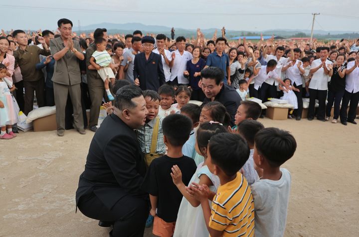 [서울=뉴시스] 10일 북한 노동신문은 김정은 국무위원장이 8~9일 평안북도 의주군 수해현장을 찾아 수해민들을 위로하고 재해복구를 위한 중대조치를 취했다고 보도했다. (사진=노동신문 캡처) 2024.08.10. *재판매 및 DB 금지