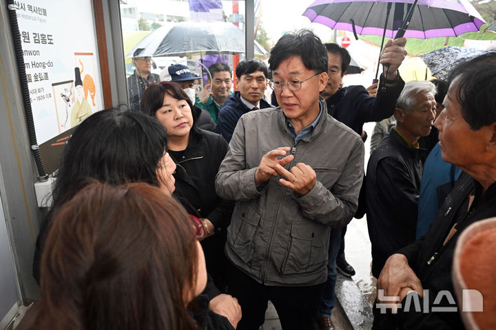 [안산=뉴시스] 이민근 안산시장(사진 가운데)이 2023년 11월 안산 반월동에서 진행된 가치토크에서 시민들과 이야기를 나누고 있다.(사진=안산시 제공)2024.08.10.photo@newsis.com