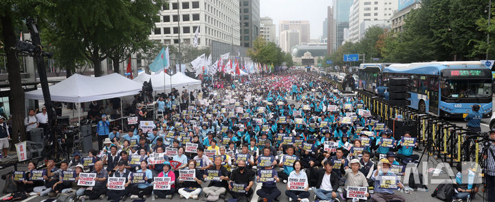 [서울=뉴시스] 김선웅 기자 = 10일 서울 중구 세종대로에서 열린 8.15 범국민대회에서 참가자들이 윤석열 정부 및 한미연합훈련, 한미일군사동맹 등을 규탄하고 있다. 2024.08.10. mangusta@newsis.com