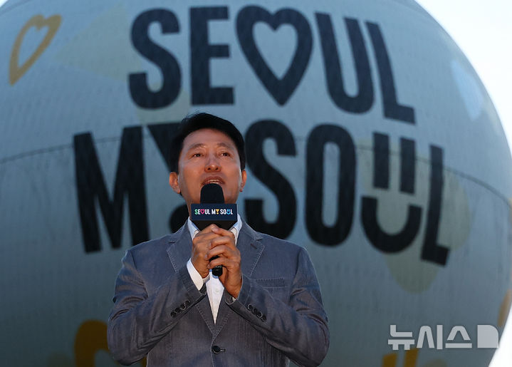 [서울=뉴시스] 김근수 기자 = 오세훈 서울시장이 10일 서울 영등포구 여의도 근린공원 잔디마당에서 열린 서울달 개장식에서 축사를 하고 있다. 2024.08.10. ks@newsis.com