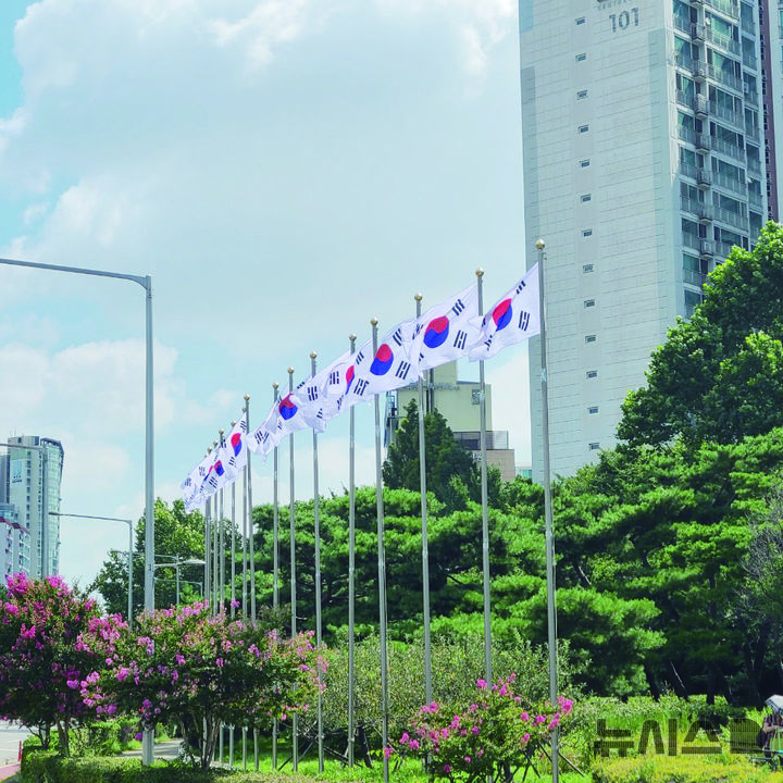 [서울=뉴시스]서울 송파구가 제79주년 광복절을 맞아 오는 12~13일 '나라사랑 태극기 달기' 캠페인 등을 진행한다고 11일 밝혔다. (사진=송파구 제공). 2024.08.11. photo@newsis.com 