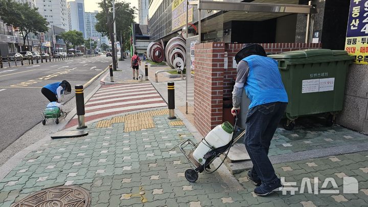 [시흥=뉴시스] 월곶동 '마을방역단'이 거리 연무 소독에 나서는 등 여름철 방역 활동을 벌이고 있다. (사진=시흥시 제공). *재판매 및 DB 금지 