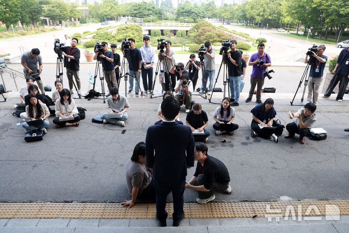 [과천=뉴시스] 김명년 기자 = 심우정 검찰총장 후보 지명자가 11일 오후 경기 과천시 법무부 청사 앞에서 기자회견을 열고 지명 소감을 밝히고 있다. 2024.08.11. kmn@newsis.com