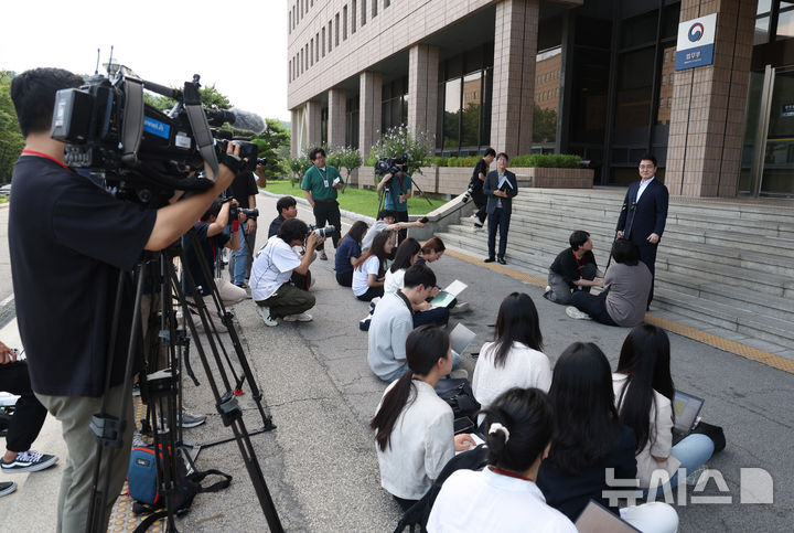 [과천=뉴시스] 김명년 기자 = 심우정 검찰총장 후보 지명자가 11일 오후 경기 과천시 법무부 청사 앞에서 기자회견을 열고 지명 소감을 밝히고 있다. 2024.08.11. kmn@newsis.com