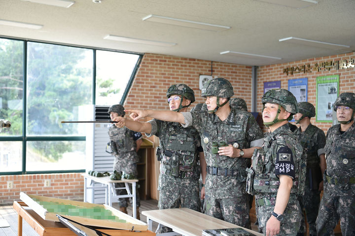 [서울=뉴시스] 김명수 합참의장이 1사단 GOP대대에서 현장 지휘관으로부터 최근 적 활동과 예상되는 도발 양상을 보고받고, 경계작전 제 요소를 세심하게 점검하고 있다. (사진=합동참모본부 제공) 2024.08.12. photo@newsis.com *재판매 및 DB 금지