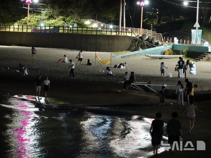 [제주=뉴시스] 오영재 기자 = 28일 연속 열대야가 이어지고 있는 12일 오후 제주시 이호테우해수욕장에서 주민과 관광객들이 더위를 식히고 있다. 2024.08.13. oyj4343@newsis.com 