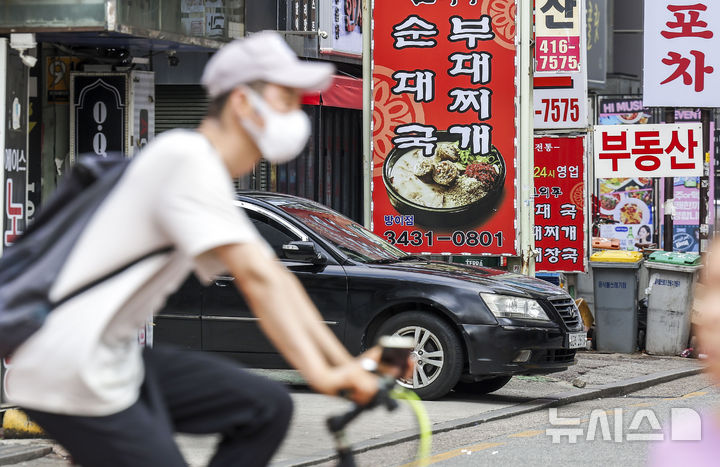 [서울=뉴시스] 정병혁 기자 = 서울의 한 먹자골목에 음식점 메뉴판이 놓여 있다. 2024.08.12. jhope@newsis.com