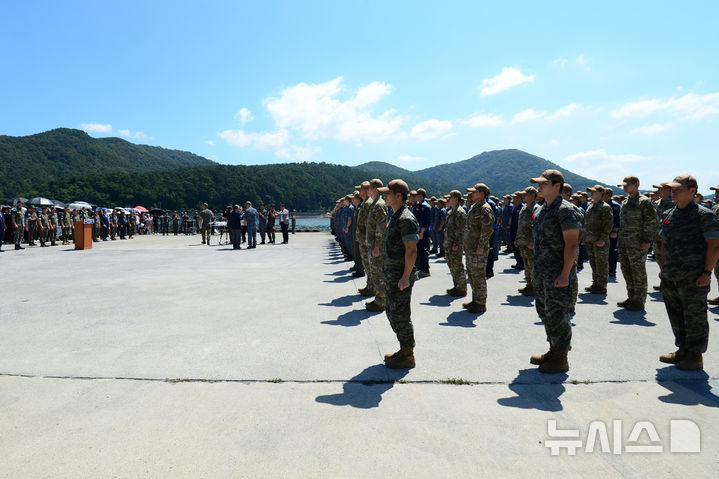 [진해=뉴시스] 차용현 기자 = 12일 오전 경남 창원시 진해구 진해군항에서 청해부대 42진 파병 복귀 환영 행사가 개최되고 있다. 2024.08.12.con@newsis.com