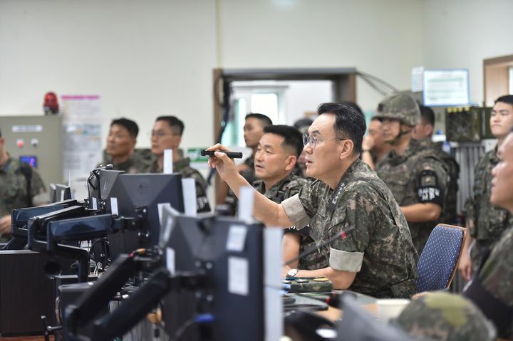 [서울=뉴시스] 김명수 합참의장이 12일 1사단 GOP대대 지휘통제실에서 적 도발위협에 대한 실질적인 대응계획과 현장·행동 위주 대비태세를 점검하고 있다. (사진=합참 제공) 2024.08.12. photo@newsis.com *재판매 및 DB 금지