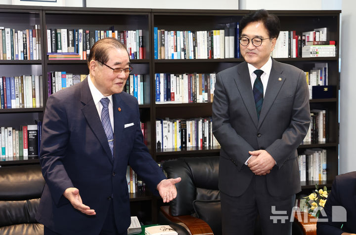 [서울=뉴시스] 고승민 기자 = 우원식 국회의장이 12일 서울 영등포구 광복회관을 찾아 이종찬 광복회장과 면담하고 있다. (공동취재) 2024.08.12. photo@newsis.com