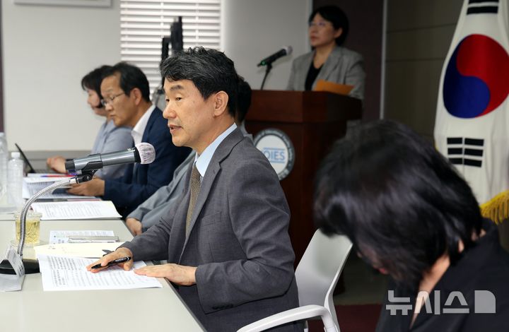 [서울=뉴시스] 조성봉 기자 = 이주호 사회부총리 겸 교육부 장관이 12일 오후 서울 여의도 한국교육시설안전원에서 열린 부총리-출입기자단 간담회에서 의대증원 등 현안 관련 취재진의 질문에 답변하고 있다.  2024.08.12. suncho21@newsis.com