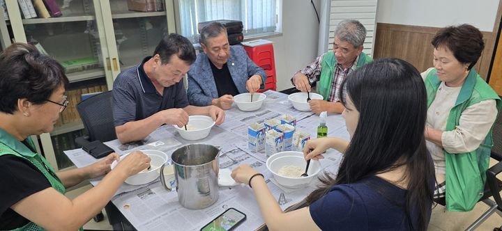 [밀양=뉴시스] 안지율 기자 = 밀양시 새마을회가 자원순환 리사이클링 교육을 하고 있다. (사진=밀양시 제공) 2024.08.13. photo@newsis.com *재판매 및 DB 금지