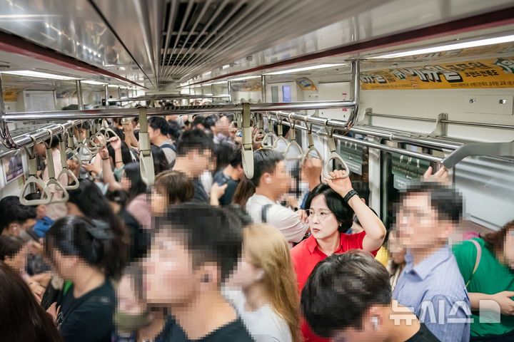 [서울=뉴시스]서울 강동구는 지하철 8호선 연장선(별내선) 개통 이후 첫 평일을 맞아 출근시간대 지하철 혼잡 현황을 점검했다고 13일 밝혔다. 출근시간대 혼잡도를 점검 중인 이수희 강동구청장 모습. (사진=강동구 제공). 2024.08.13. photo@newsis.com 