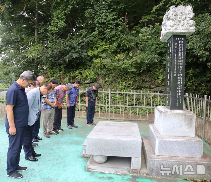 [보은=뉴시스] 13일 내북면애향동지회 회원들이 이승칠 지사 공적비 앞에서 추모 묵념을 하고 있다. 2024.08.13. juyeong@newsis.com *재판매 및 DB 금지