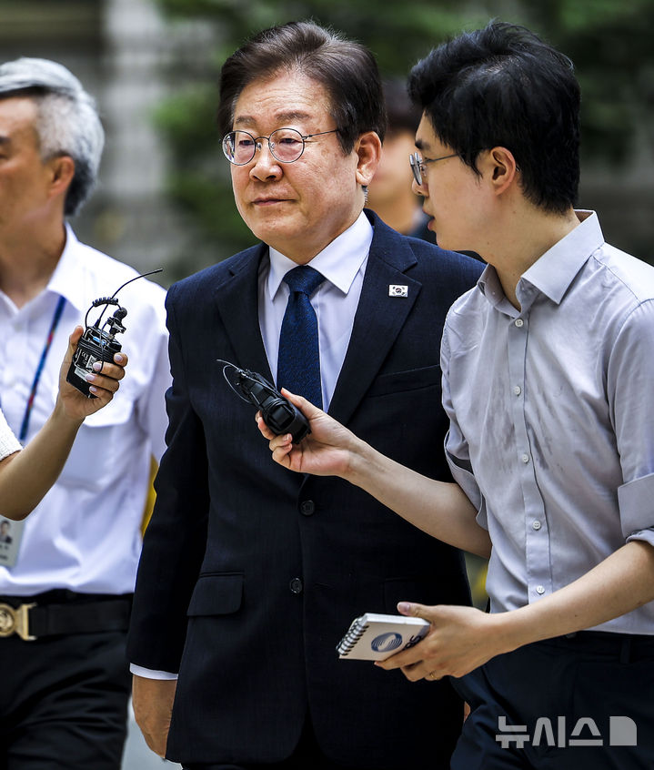 [서울=뉴시스] 정병혁 기자 = 이재명 더불어민주당 전 대표가 13일 서울 서초구 서울중앙지방법원에서 열린 대장동 배임 및 성남FC 뇌물 의혹 관련 재판에 출석하고 있다. 2024.08.13. jhope@newsis.com