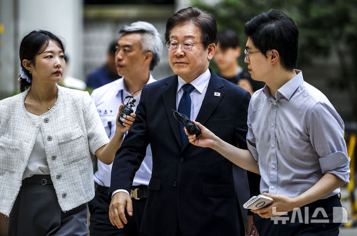 [서울=뉴시스] 정병혁 기자 = 이재명 더불어민주당 전 대표가 13일 서울 서초구 서울중앙지방법원에서 열린 대장동 배임 및 성남FC 뇌물 의혹 관련 재판에 출석하고 있다. 2024.08.13. jhope@newsis.com