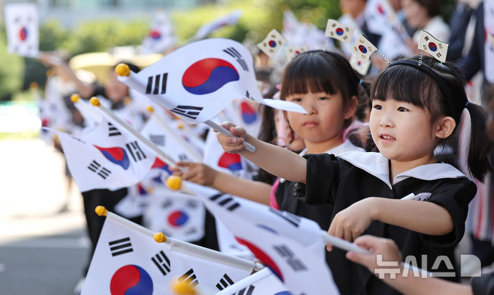 [대구=뉴시스] 이무열 기자 = 광복절을 이틀 앞둔 13일 대구 북구 동화훼밀리타운 아파트에서 열린 ‘광복 79주년 나라사랑 전 세대 태극기 달기 운동’에서 어린이집 원생들이 태극기를 흔들고 있다. 2024.08.13. lmy@newsis.com