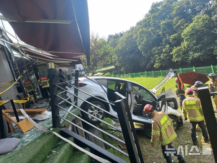 [용인=뉴시스] 14일 오후 3시10분께 경기 용인시 수지구 고기동의 한 카페로 60대 여성이 몰던 전기차량이 돌진해 11명이 다치는 사고가 발생다.(사진=경기도소방재난본부 제공) 2024.08.14. photo@newsis.com *재판매 및 DB 금지