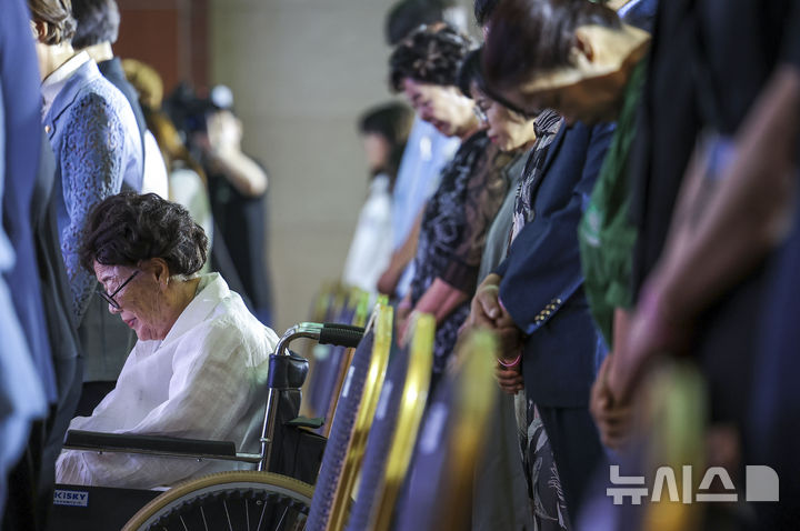 [서울=뉴시스] 정병혁 기자 = 일본군 위안부 피해자인 이용수 할머니가 14일 서울 용산구 백범김구기념관에서 열린 2024년 일본군 위안부 피해자 기림의 날 기념식에서 묵념을 하고 있다. 2024.08.14. jhope@newsis.com