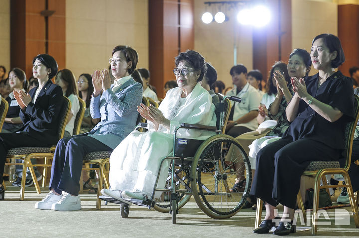 [서울=뉴시스] 정병혁 기자 = 일본군 위안부 피해자인 이용수 할머니가 14일 서울 용산구 백범김구기념관에서 열린 2024년 일본군 위안부 피해자 기림의 날 기념식에 박수를 치고 있다. 2024.08.14. jhope@newsis.com