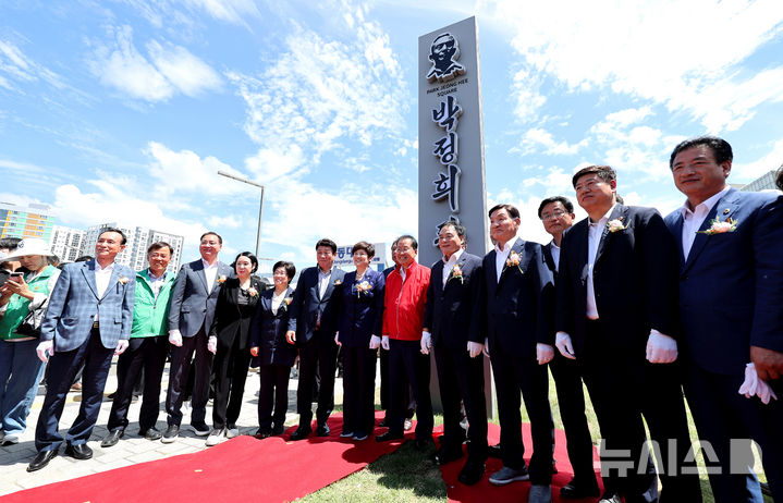 [대구=뉴시스] 이무열 기자 = 14일 대구 동대구역 광장에서 열린 박정희 광장 표지판 제막식에서 홍준표(가운데) 대구시장을 비롯한 내빈들이 제막식을 가진 후 기념촬영을 하고 있다. 2024.08.14. lmy@newsis.com