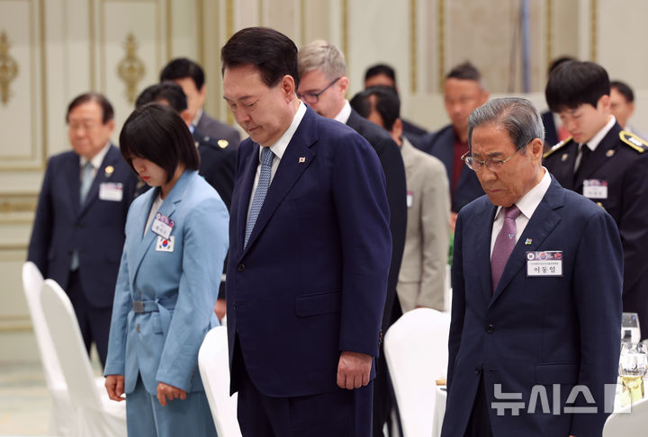 [서울=뉴시스] 최진석 기자 = 윤석열 대통령이 14일 청와대 영빈관에서 열린 독립유공자 후손 초청 오찬에서 묵념하고 있다. (대통령실통신사진기자단) 2024.08.14. myjs@newsis.com