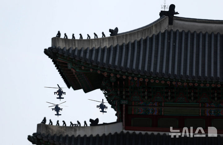 [서울=뉴시스] 김선웅 기자 = 육군 아파치 공격헬기 편대가 14일 서울 종로구 광화문광장 일대 상공에서 건군 76주년 국군의 날 행사를 앞두고 연습 비행을 하고 있다. 2024.08.14. mangusta@newsis.com