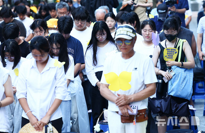 [서울=뉴시스] 김근수 기자 = 14일 서울 종로구 서울지하철 5호선 광화문역 인근에서 일본군성노예제문제해결을위한 정의기억연대 주최로 열린 12차 세계일본군위안부기림일 나비문화제에서 참가자들이 묵념을 하고 있다. 2024.08.14. ks@newsis.com