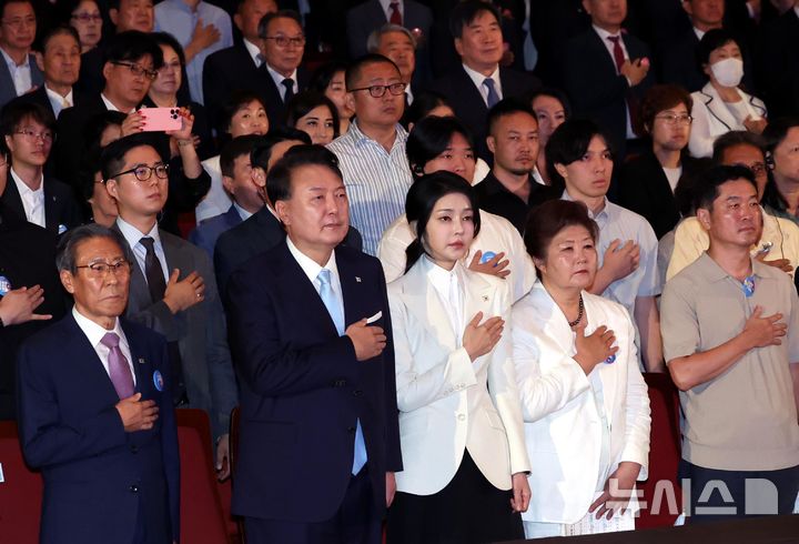 [서울=뉴시스] 조수정 기자 = 윤석열 대통령과 부인 김건희 여사가 15일 서울 종로구 세종문화회관에서 열린 제79주년 광복절 경축식에서 국기에 경례하고 있다. 2024.08.15. chocrystal@newsis.com