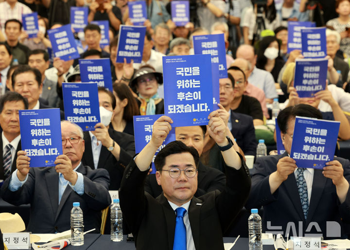 [서울=뉴시스] 고범준 기자 = 박찬대 더불어민주당 당대표 직무대행 겸 원내대표가 15일 서울 용산구 백범김구기념관에서 광복회 주최로 열린 제79주년 광복절 기념식에서 브로셔에 프린트 된 '국민을 위하는 후손이 되겠습니다'란 글귀를 들어보이고 있다. 2024.08.15. bjko@newsis.com