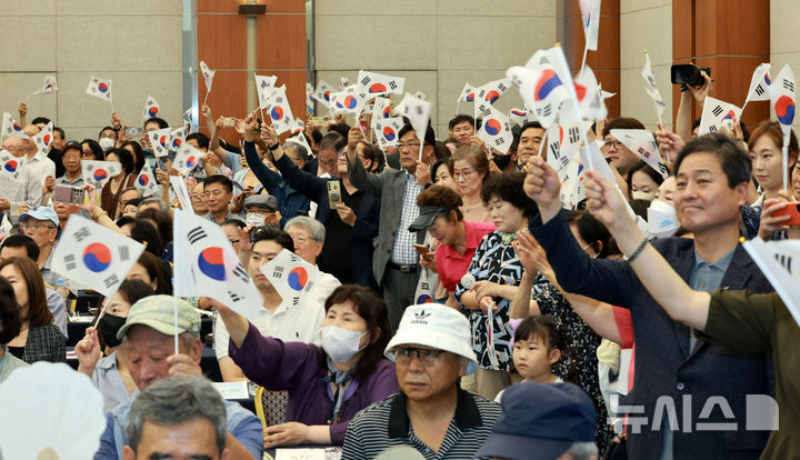 [서울=뉴시스] 고범준 기자 = 15일 서울 용산구 백범김구기념관에서 광복회 주최로 열린 제79주년 광복절 기념식에서 참석자들이 태극기를 흔들고 있다. 2024.08.15. bjko@newsis.com