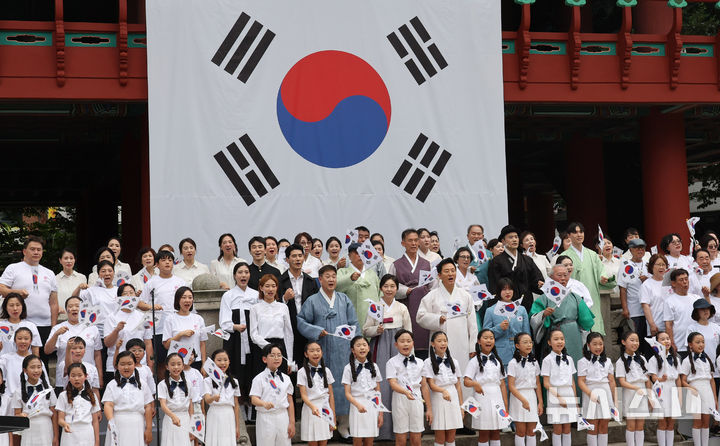 [서울=뉴시스] 김선웅 기자 = 광복절인 15일 서울 종로구 보신각에서 열린 '광복절 기념 타종식'에서 오세훈 서울시장, 파리올림픽 유도 은메달리스트인 허미미 선수 등 독립유공자의 후손들과 시민 대합창단이 합창을 하고 있다. (공동취재) 2024.08.15. photo@newsis.com