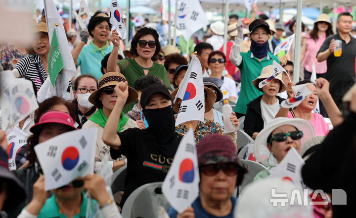 [서울=뉴시스] 이영환 기자 = 15일 오후 서울 중구 서울역광장에서 열린 건국76주년, 광복79주년 제259차 태극기집회에서 참석자들이 구호를 외치고 있다. 2024.08.15. 20hwan@newsis.com