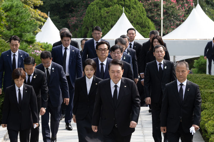 [서울=뉴시스] 조수정 기자 = 윤석열 대통령과 부인 김건희 여사가 15일 국립서울현충원에서 엄수된 고(故) 육영수 여사 50주기 추도식에 앞서 묘소에 참배하기 위해 이동하고 있다. (사진=대통령실 제공) 2024.08.15. photo@newsis.com *재판매 및 DB 금지