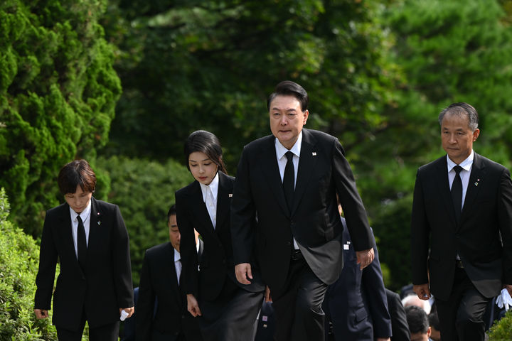 [서울=뉴시스] 조수정 기자 = 윤석열 대통령과 부인 김건희 여사가 15일 국립서울현충원에서 엄수된 고(故) 육영수 여사 50주기 추도식에 앞서 묘소에 참배하기 위해 이동하고 있다. (사진=대통령실 제공) 2024.08.15. photo@newsis.com *재판매 및 DB 금지