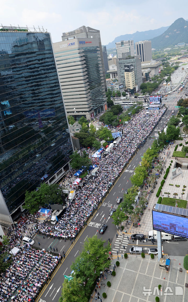 [서울=뉴시스] 배훈식 기자 = 제79주년 광복절인 15일 오후 서울 종로구 세종대로 절반을 통제하고 자유통일당 '광복절 범국민 총궐기 대회'가 열리고 있다. 2024.08.15. dahora83@newsis.com