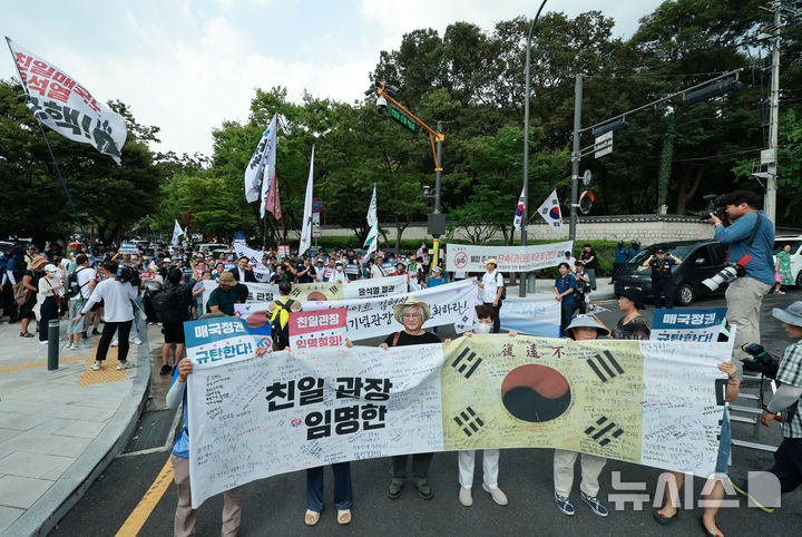 [서울=뉴시스] 고범준 기자 = 15일 서울 용산구 효창원 삼의사 묘역에서 역사왜곡을 반대하는 시민사회단체 주최로 열린 '국민과 함께하는 제79주년 광복절 기념식'에서 참석자들이 김형석 독립기념관장 임명 철회를 요구하며 행진을 하고 있다. 2024.08.15. bjko@newsis.com