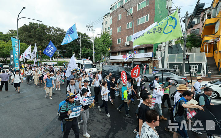 [서울=뉴시스] 고범준 기자 = 15일 서울 용산구 효창원 삼의사 묘역에서 역사왜곡을 반대하는 시민사회단체 주최로 열린 '국민과 함께하는 제79주년 광복절 기념식'에서 참석자들이 김형석 독립기념관장 임명 철회를 요구하며 행진을 하고 있다. 2024.08.15. bjko@newsis.com