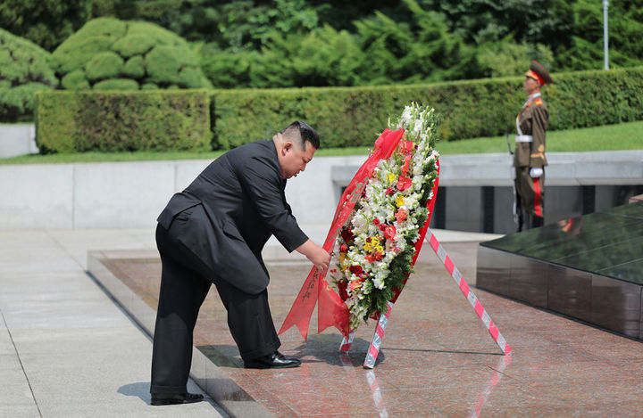 [서울=뉴시스] 북한 노동신문은 김정은 북한 국무위원장이 조국해방의날(광복절)을 맞아 6·25 전쟁 당시 전사한 소련군을 기리는 해방탑을 찾아 헌화했다고 보도했다. (사진=노동신문 캡처) 2024.08.16. *재판매 및 DB 금지