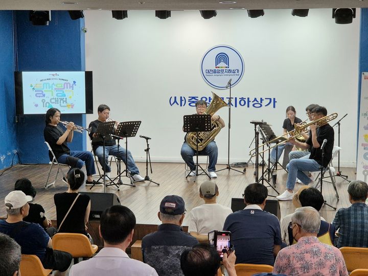 [대전=뉴시스]대전 0시 축제장인 중앙로 지하상가에서도 들썩들썩 거리공연이 진행돼 시민들의 관심을 끌었다. 2024. 08. 16 *재판매 및 DB 금지