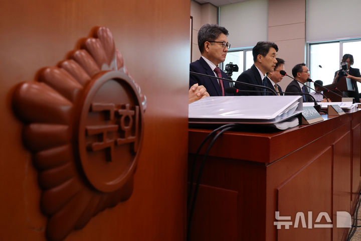 [서울=뉴시스] 권창회 기자 = 16일 오전 서울 여의도 국회에서 열린 교육위원회 의학교육소위원회 의대 정원 증원에 따른 의과대학 교육 점검 연석 청문회 모습. 2024.08.16. kch0523@newsis.com